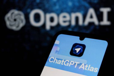 Bandung, Endonezya - 22 Ekim 2025: Bu fotoğraf illüstrasyonunda, ChatGPT Atlas logosu akıllı telefondan gösteriliyor.
