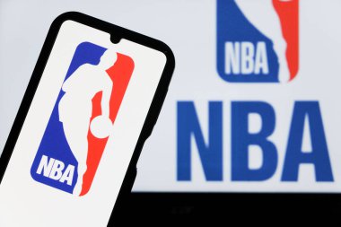 Bandung, Endonezya - 24 Ekim 2025: Bu resimde, NBA logosu bir akıllı telefonda sergilenmektedir.