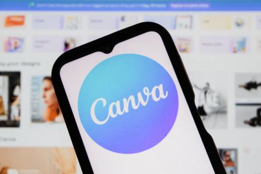 Bandung, Endonezya - 29 Ekim 2025: Bu resimde, Canva logosu bir akıllı telefonda sergilenmektedir.