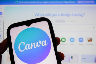 Bandung, Endonezya - 29 Ekim 2025: Bu resimde, Canva logosu bir akıllı telefonda sergilenmektedir.