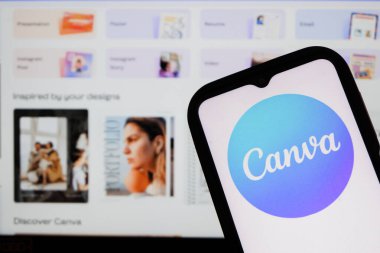 Bandung, Endonezya - 29 Ekim 2025: Bu resimde, Canva logosu bir akıllı telefonda sergilenmektedir.