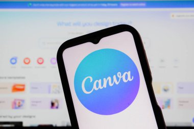 Bandung, Endonezya - 29 Ekim 2025: Bu resimde, Canva logosu bir akıllı telefonda sergilenmektedir.