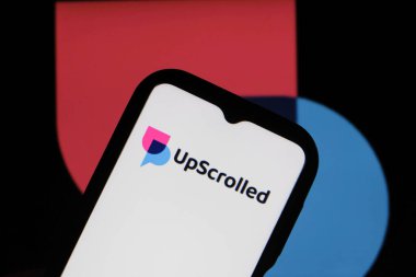 Bandung, Endonezya - 3 Şubat 2026: Bu fotoğraf ilüstrasyonlarında, UpScrolled uygulamasının logosu arka planda TikTok 'un görünür olduğu bir cep telefonunda sergilenmektedir.