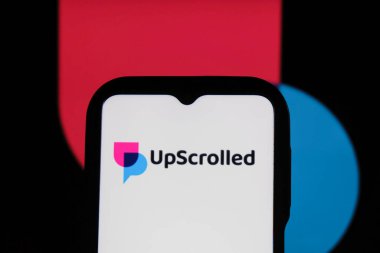 Bandung, Endonezya - 3 Şubat 2026: Bu fotoğraf ilüstrasyonlarında, UpScrolled uygulamasının logosu arka planda TikTok 'un görünür olduğu bir cep telefonunda sergilenmektedir.