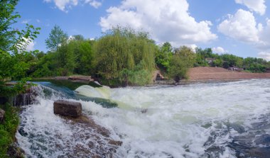 Küçük şelale ve rapids Nehri üzerinde.