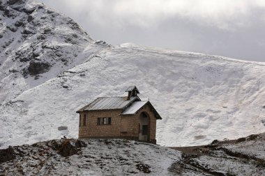 Kutsal Haç Şapeli Chapelat Passo Pordoi- Dolomitler, Güney Tyrol, İtalya