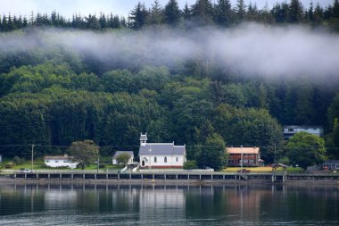 Alarm Koyu kıyısındaki kilise, British Columbia, Kanada