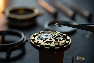 Mekanik saat tamir işlemi. Kol saatini aç. Seviye