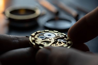 Mekanik saat tamir işlemi. Kol saatini aç. Seviye