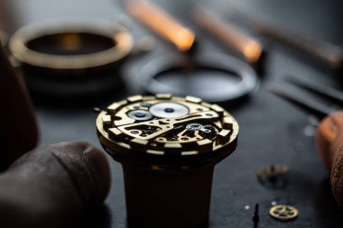 Mekanik saat tamir işlemi. Kol saatini aç. Seviye