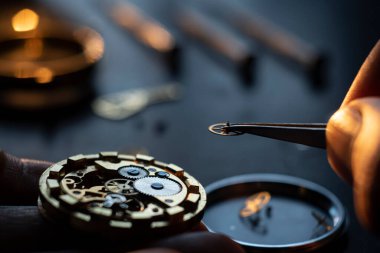 Mekanik saat tamir işlemi. Kol saatini aç. Seviye