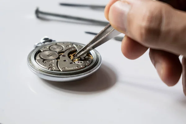 Mechanische horloge reparatie. Horlogemaker repareert vintage mechanische horloges. Workshop voor horlogemakers. — Stockfoto