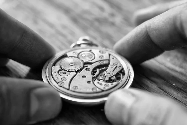Mechanische Uhrenreparatur. Uhrmacher repariert mechanische Oldtimer-Uhren. Uhrmacher-Werkstatt. — Stockfoto
