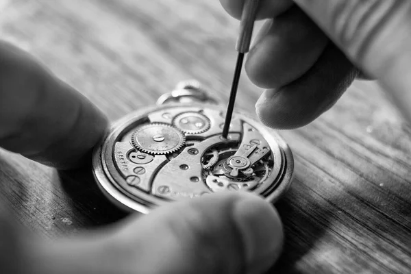 Reparación mecánica de relojes. relojero repara relojes mecánicos vintage. Taller de relojeros. —  Fotos de Stock