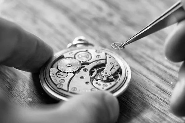 Μηχανική επισκευή ρολογιών. Ο ωρολογοποιός επισκευάζει παλιά μηχανικά ρολόγια. Εργαστήριο ωρολογοποιών. — Φωτογραφία Αρχείου