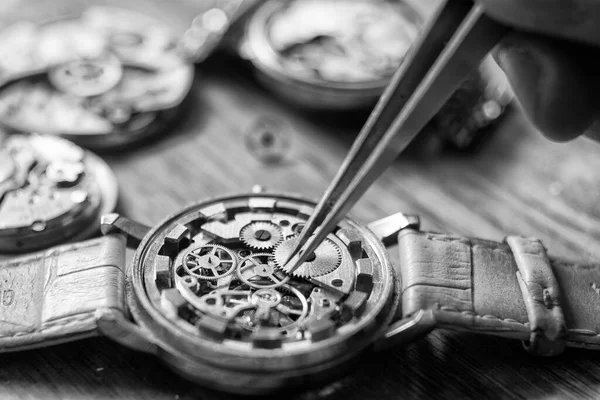 Mechanische horloge reparatie. Horlogemaker repareert vintage mechanische horloges. Workshop voor horlogemakers. — Stockfoto