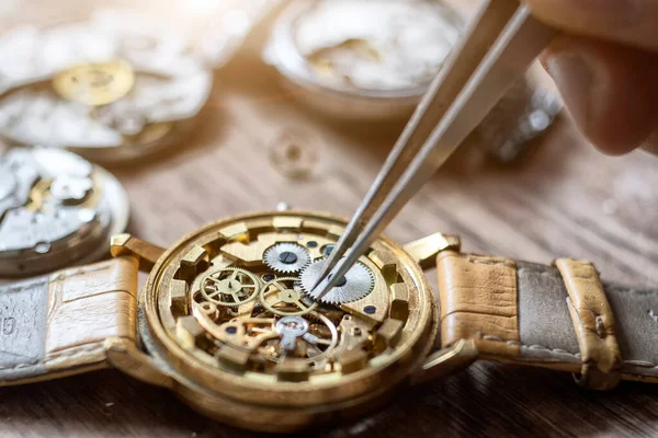 Mekanisk klocka reparation. Klocktillverkare reparerar vintage mekaniska klockor. Workshop för urmakare. — Stockfoto