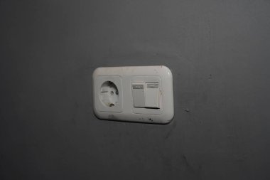 Duvara monte edilmiş prizli konsept ve minimalist bir ortamda ışık düğmeleri.