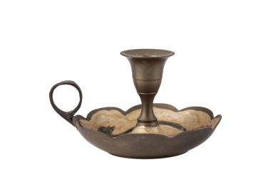 Şeffaf arka planda kavisli tutacağı olan antik bakır mum tutacağının PNG resmi. İç dekorasyon projeleri için klasik ve minimalist bir nesne. Zamansız stil ve klasik sıcaklık kavramı