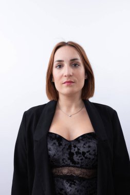 Tarafsız arka planda elmas kolye takan bir kadının dikey ön portresi, ciddi ifade ve minimalist tarz. Zarif kadın portresi ve elmas mücevher kavramı