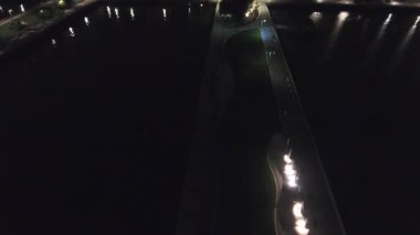 Şehirdeki modern bir binanın havadan görünüşü