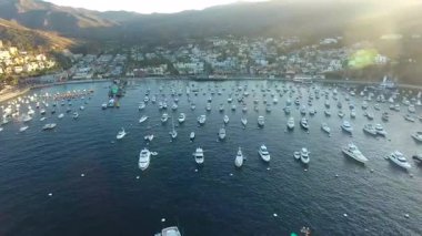 Limana demirlemiş yat ve yatların hava aracı görüntüleri.
