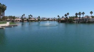 Parktaki gölün güzel manzarası