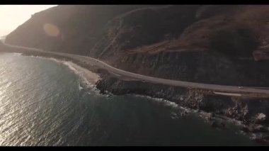 Akşamları kumsaldaki deniz dalgalarının hava görüntüsü.