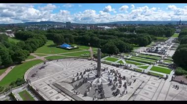 Şehir merkezindeki eski belediye binasının havadan görüntüsü, Letonya