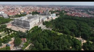 Madrid, İspanya 'daki güzel mimarisi olan kraliyet sarayının insansız hava aracı görüntüsü.