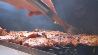 Yazın yerel ızgarada cızırdayan et hazırlığı