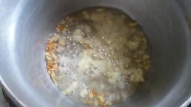 Zengin lezzetler için tencerede soğan ve baharat pişiriyorum.