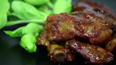 Japon restoranında taze yeşilliklerle servis edilen nefis ızgara pirzola.