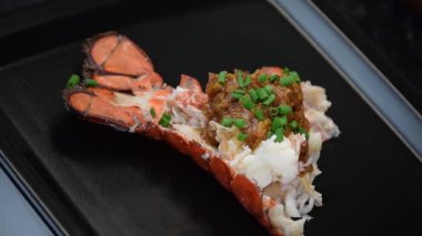 Modern bir mutfak ortamında ıstakoz pişirme ve hazırlama.