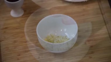 Evde basit bir sarımsak sosu yapıyorum.