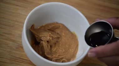 Sıcak bir mutfakta ev yapımı fıstık ezmesi yapmak.