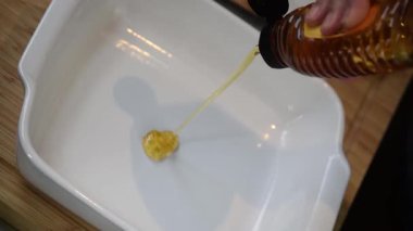 Sıcak bir mutfak ortamında leziz marine edilmiş et hazırlıyorum.