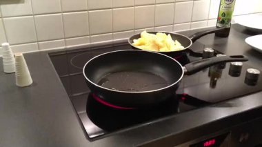 Ev mutfağında domuz pirzolası ve patates pişirmek.