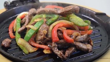 Cızırdayan et ve biber ızgarada pişiyor.