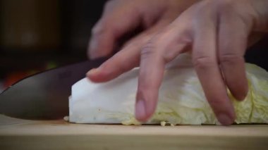 Mutfakta salata hazırlığı için lahana doğruyorum.