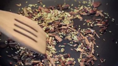 Mutfakta havan topu ve tokmak öğüten otlar.