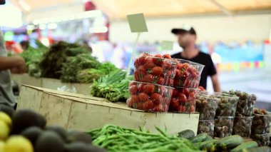 Canlı bir yerel pazarda taze sebzeler ve meyveler