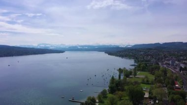 İsviçre, Zürih 'te tekne ve dağlarla manzaralı göl manzarası