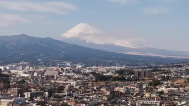 Fuji Dağı Japonya 'da güzel bir şehir manzarasının üzerinde dimdik duruyor.