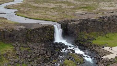 Görkemli şelale İzlanda 'daki kayalık arazide akıyor.