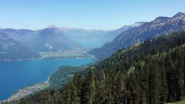 Gün ortasında dingin göl üzerinde nefes kesici dağ manzarası