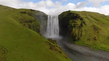 Görkemli şelale yemyeşil bir arazide şelale gibi akıyor.