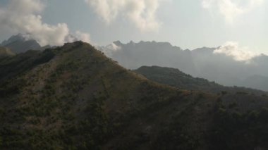 Manzaralı dağ manzaraları doğanın güzelliğini gün doğumunda gösteriyor