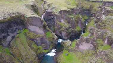 İzlanda 'da akan nehri olan bir kanyonun çarpıcı hava manzarası.