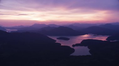 Dağlardaki sakin göllerin üzerinden gün batımı manzarası